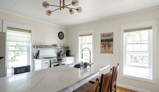 Cozy 1+ Bedroom Haven with Charm and is a block from downtown!