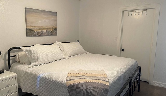 Cozy 1-bedroom house in enjoyable Colorado City with AC, WiFi