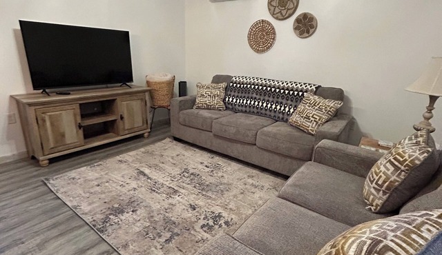 Cozy 1-bedroom house on 17 acres in Elizabethtown, IL near the Ohio River.