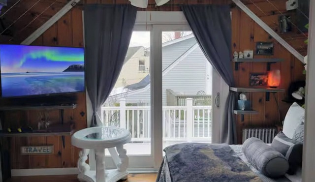 Cozy 1-bedroom house in Valley Stream with a beautiful outdoor deck and balcony.