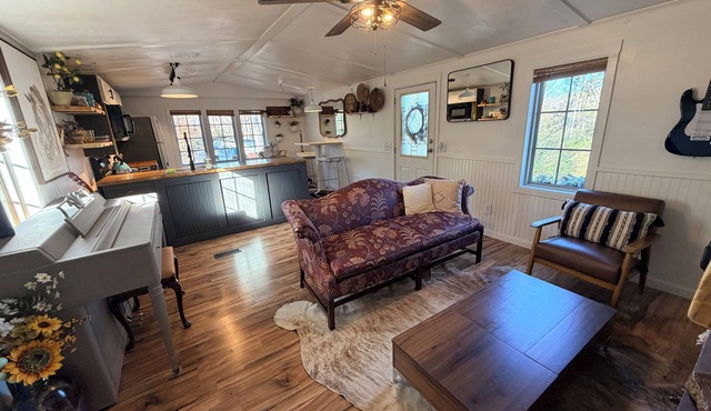 Cozy 1-bedroom home with kitchen and laundry in charming Lobelville