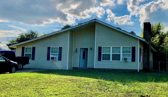 Cozy 1-bedroom house with AC in safe neighborhood close to hospital and base
