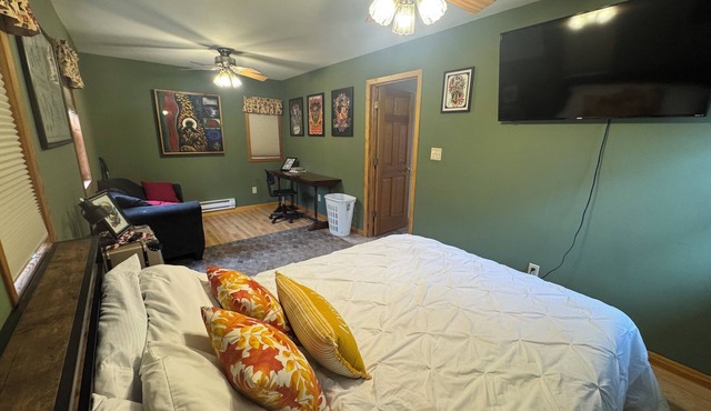 Cozy 1-bedroom house in the woods of beautiful Martinsville