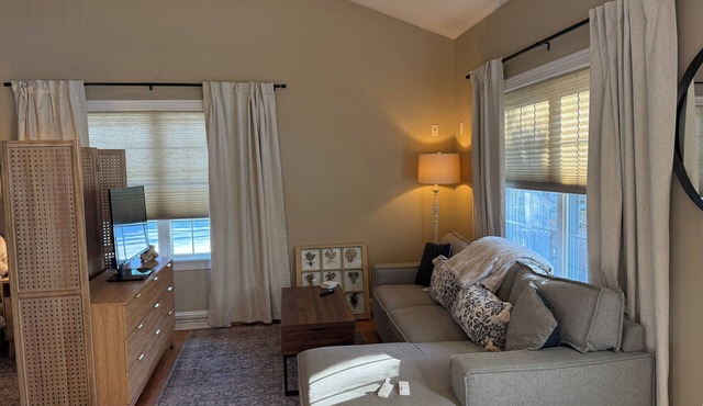 Cozy 1-bedroom house in adorable East Granby