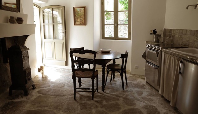 Cozy 1 bedroom house, 2 min walk from the village square in GOULT. Pet friendly