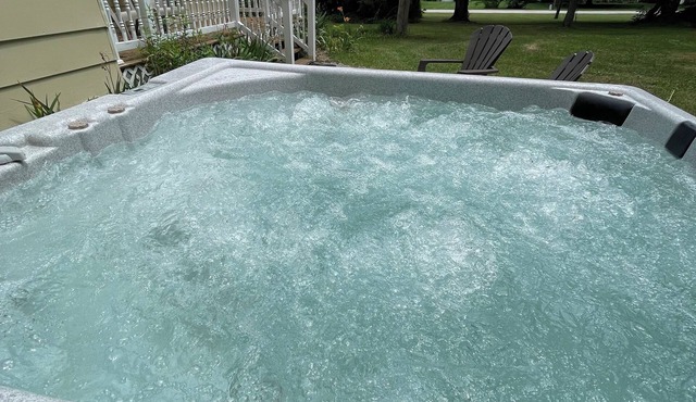 Cozy 1-bedroom house in peaceful La Porte with AC and hot tub