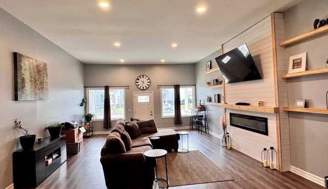 Cozy 1-bedroom house in lovely Lockport with AC
