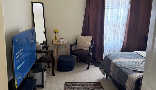 Cozy 1-bedroom house in lovely Richmond with AC & Netflix.