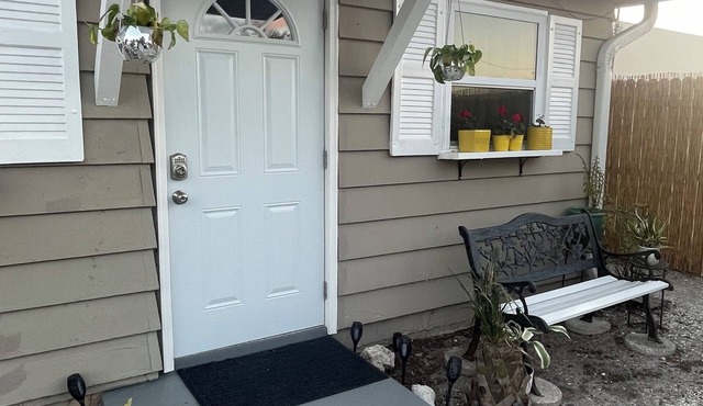 Cozy 1-bedroom house in pleasant Sarasota with AC