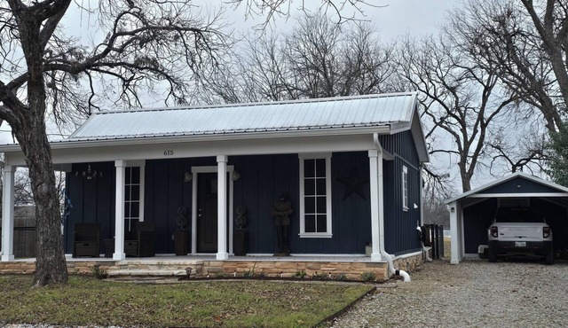 Cozy 1-bedroom house in peaceful Clifton with AC