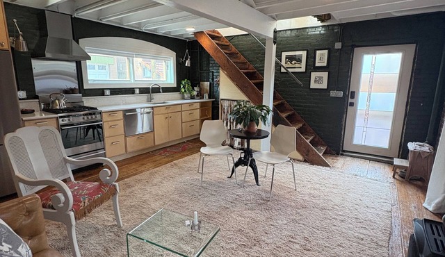 Cozy 1-bedroom house in perfect Denver location, private yard