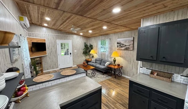Cozy 1-bedroom house in peaceful Elkhart with AC, WiFi