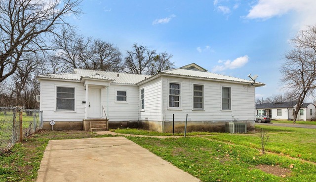 Cozy 1-bedroom house in lovely Killeen with Fenced Yard and Solar Power