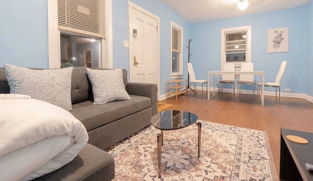 Cozy 1-Bedroom House in Tranquil Skokie With Parking