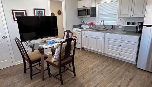 Cozy 1-bedroom house in charming Strawn with AC