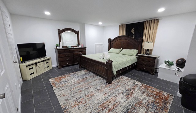 Cozy 1-bedroom house in beautiful Yonkers with AC
