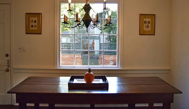 Cozy 1-bedroom house in historic Arrow Rock with WiFi, AC.