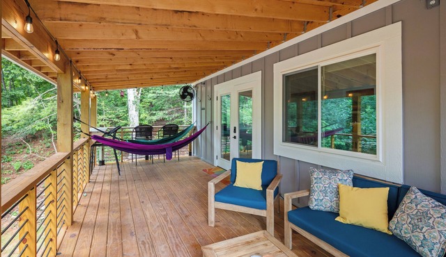 Cozy 1-bedroom house in Asheville. Minutes from downtown with forest access.