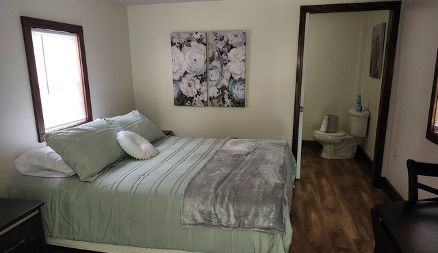 Cozy 1-bedroom house in awesome Lambsburg with WiFi, AC , swimming pool.