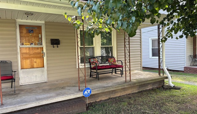 Cozy 1-bedroom house in welcoming Salisbury with AC