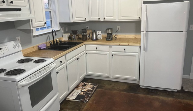 Cozy 1-bedroom house in charming West Point with AC, WiFi