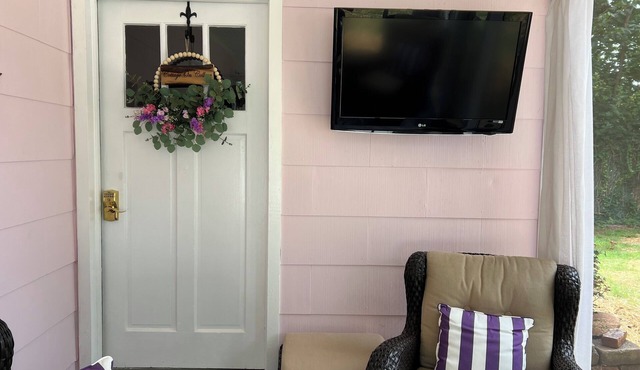 Cozy 1-bedroom house with WiFi, AC on Historic College Drive in Gaffney,SC