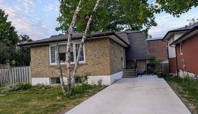 Cozy 1-bedroom in a great location, very close to the hospital and schools.