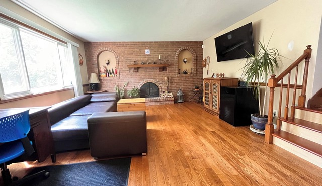 Cozy 1-bedroom in house with WiFi, AC in enchanting St. Catharines