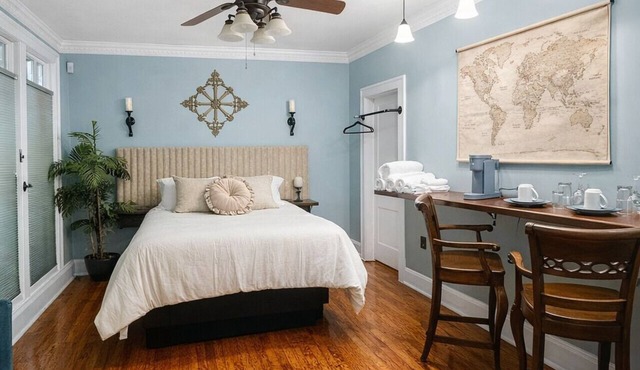 Cozy 1-bedroom in lovely Downtown Lewisville: The Charleston