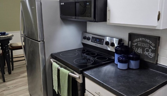 Cozy 1-bedroom in West 7th with WiFi, AC, sofabed, full bath and kitchen