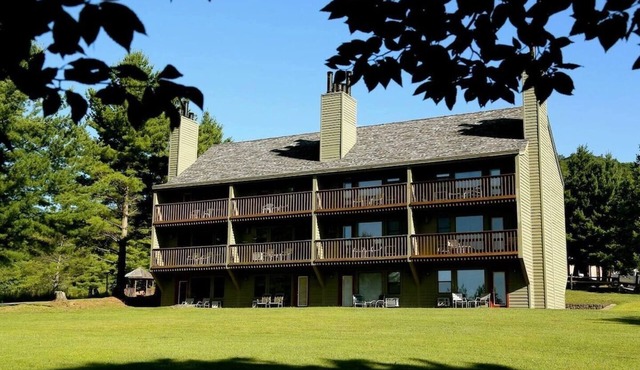 Cozy 1-bedroom Inn Suite in enchanting Canaan Valley, WV with WiFi, AC and Pool
