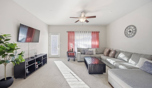 Cozy 1-bedroom inside house in beautiful Bakersfield with AC