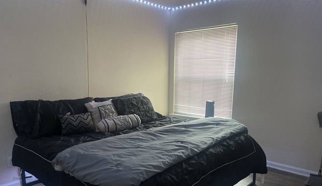 Cozy 1 bedroom king bed