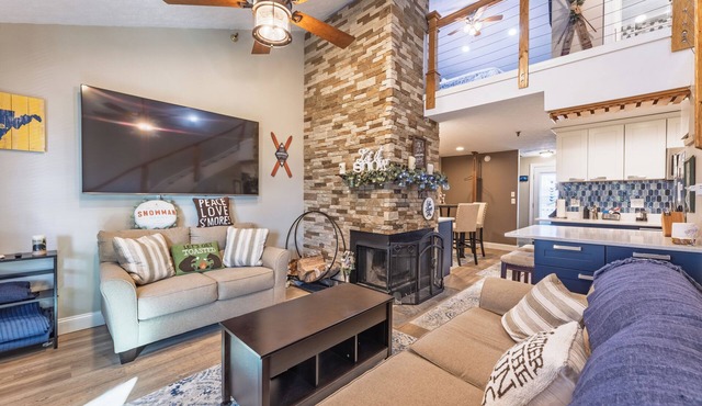 Cozy 1-bedroom king condo w/fireplace in Snowshoe. Walk to slopes!