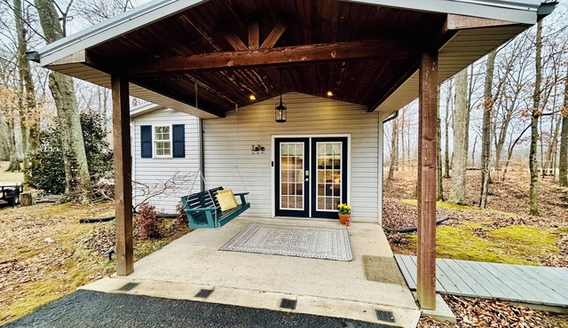 Cozy 1-bedroom lake side cottage in beautiful Estill Springs