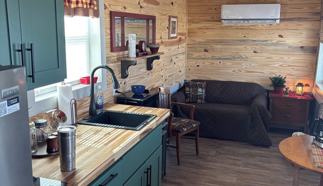 Cozy 1-bedroom lodge in lovely Protection KS with AC