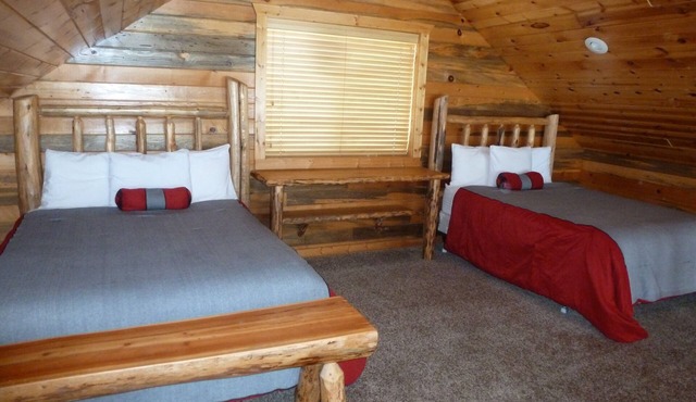 Cozy 1-Bedroom Loft Cabin in enchanting Alpine with WiFi, AC