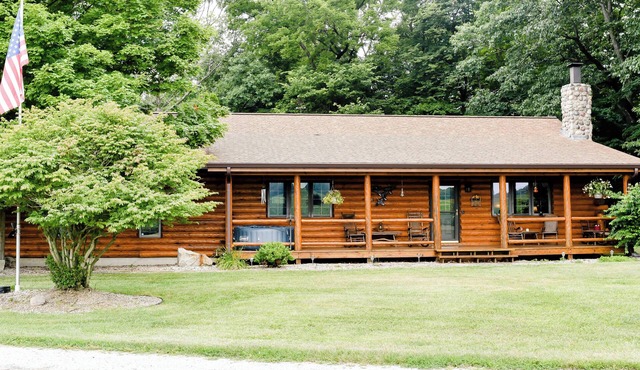 Cozy 1-bedroom log home in scenic rural Carroll County-Delphi