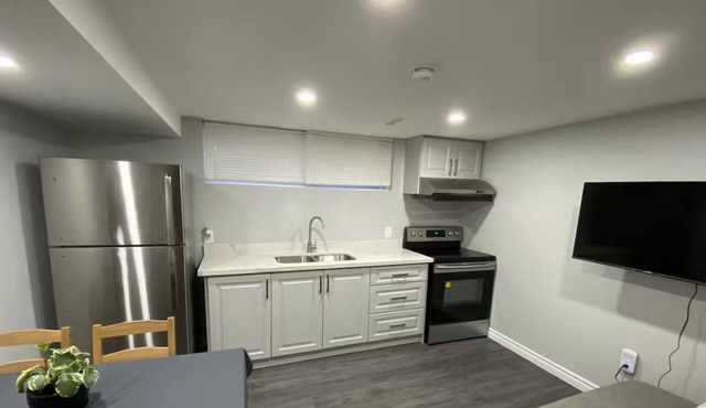 Cozy 1-bedroom lookout basement unit with large windows - close to STC