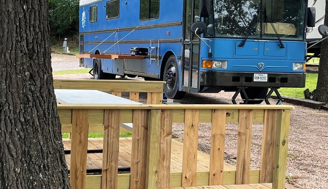 Cozy 1-bedroom Luxury Bus Conversion in amazing Gordonville TX at Lake Texoma