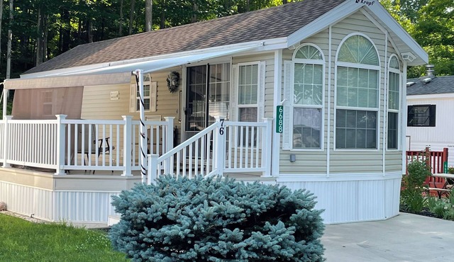 Cozy 1-bedroom mobile home in great community with AC, WiFi in charming Alanson