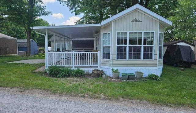 Cozy 1-bedroom mobile home with AC and WiFi in charming Pierceton