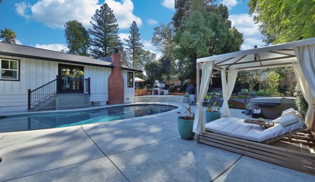 Cozy 1-Bedroom Modern Cottage with Pool & Hot Tub