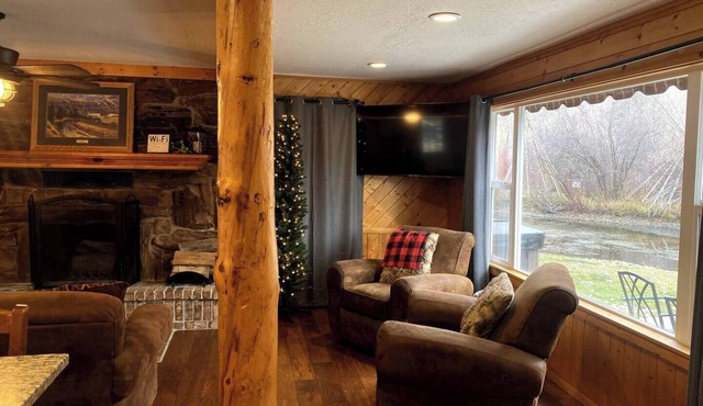 Cozy 1-bedroom Mountain Cabin on the River
