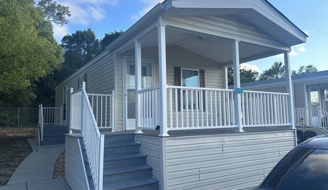 Cozy 1-bedroom park model in lovely Hudson with pool & gym. Max 2 dogs welcomed