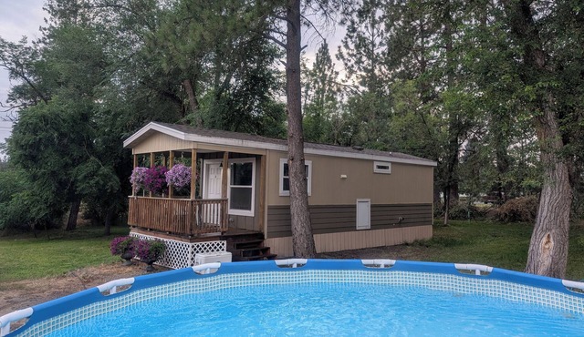 Cozy 1-bedroom, Private Hot-tub and High speed WiFi in Charming Chattaroy...