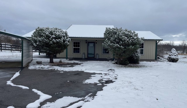 Cozy 1-bedroom ranch house in Georgetown on 10 acres with horse paddock.