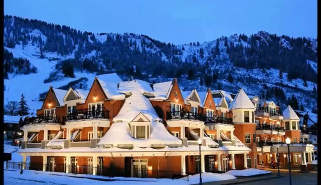Cozy 1-bedroom resort in beautiful Aspen with fitness room - walk to slopes