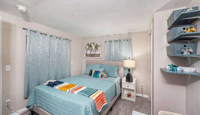 Cozy 1-Bedroom Retreat Near Downtown & Legoland