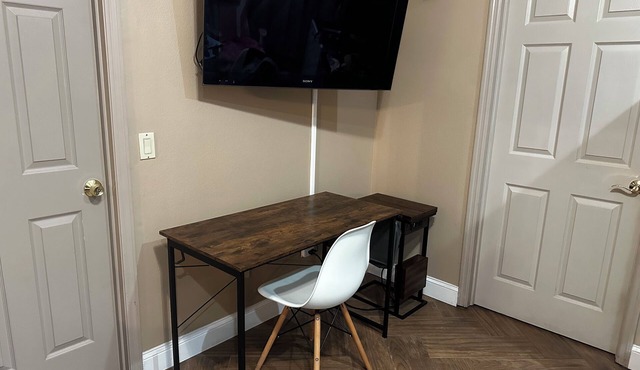 Cozy 1-bedroom room in charming Orlando with AC